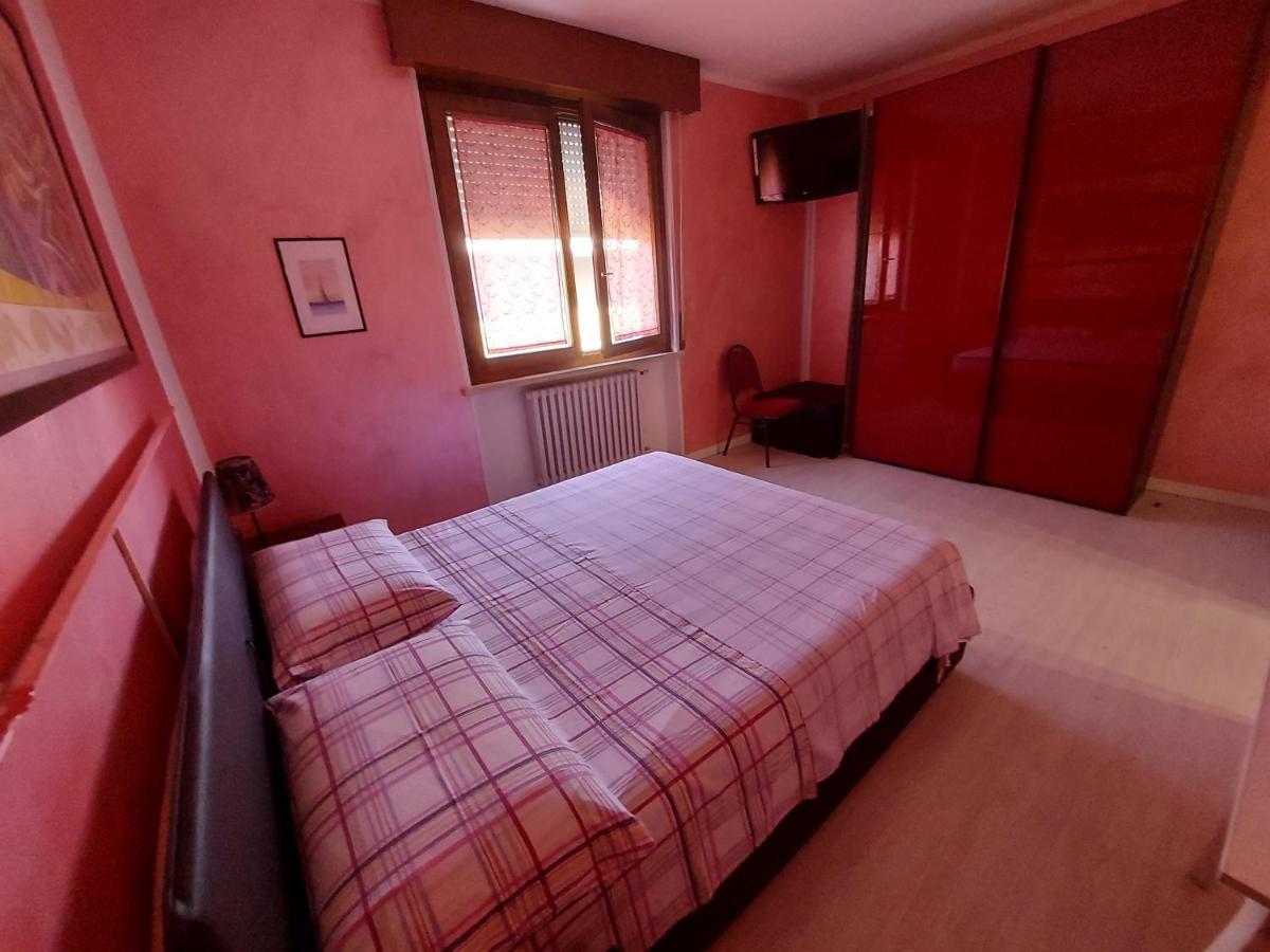 B&B Desenzano เดเซนซาโนเดลการ์ดา ภายนอก รูปภาพ