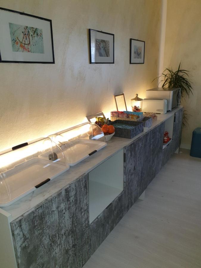 B&B Desenzano เดเซนซาโนเดลการ์ดา ภายนอก รูปภาพ