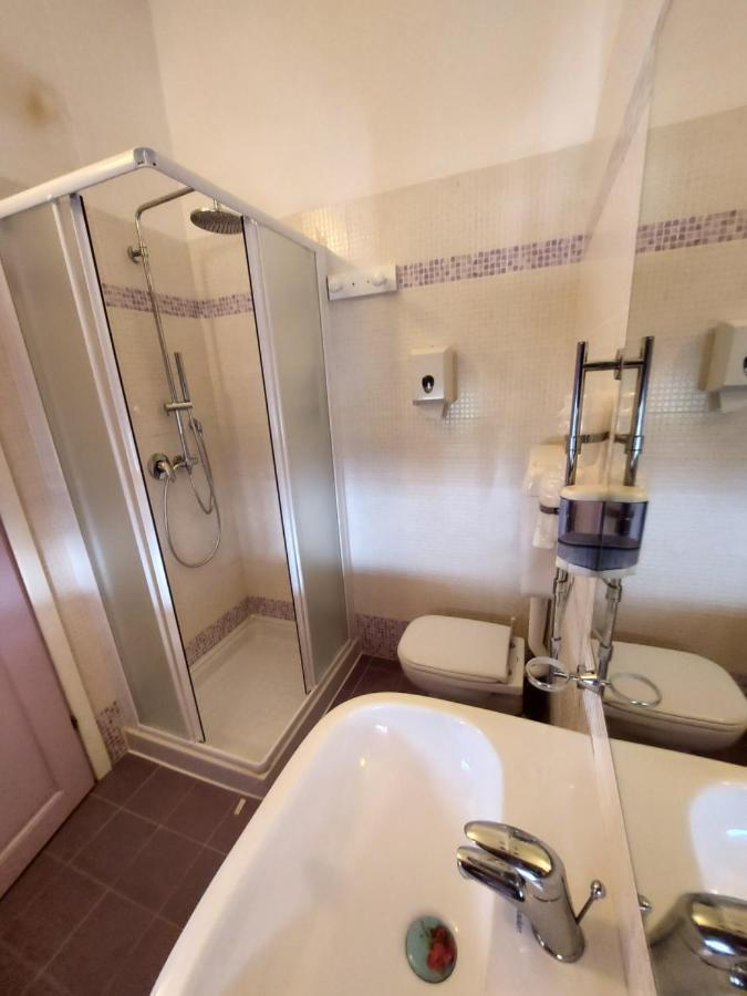 B&B Desenzano เดเซนซาโนเดลการ์ดา ภายนอก รูปภาพ