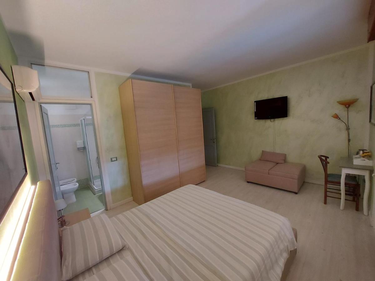 B&B Desenzano เดเซนซาโนเดลการ์ดา ภายนอก รูปภาพ