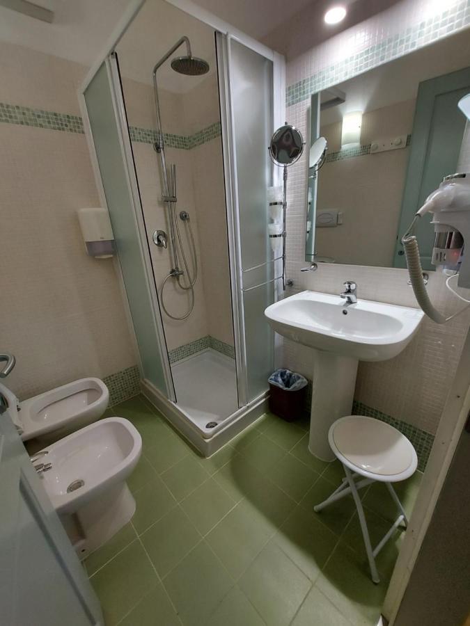 B&B Desenzano เดเซนซาโนเดลการ์ดา ภายนอก รูปภาพ