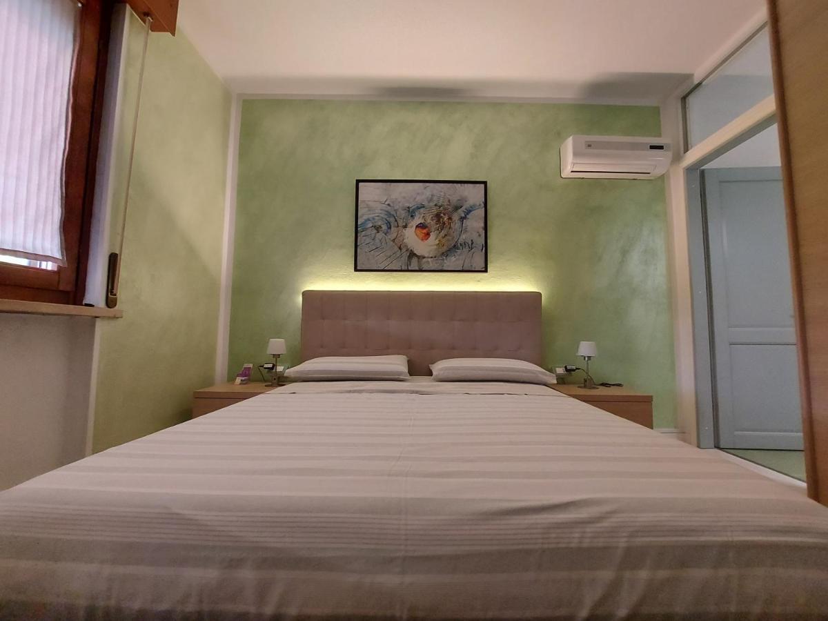 B&B Desenzano เดเซนซาโนเดลการ์ดา ภายนอก รูปภาพ