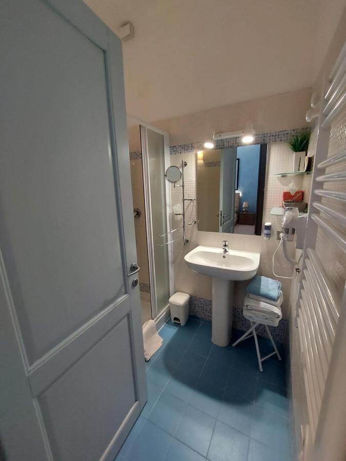 B&B Desenzano เดเซนซาโนเดลการ์ดา ภายนอก รูปภาพ