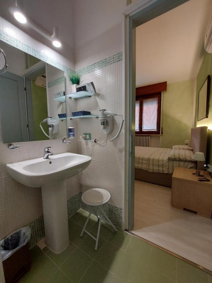 B&B Desenzano เดเซนซาโนเดลการ์ดา ภายนอก รูปภาพ