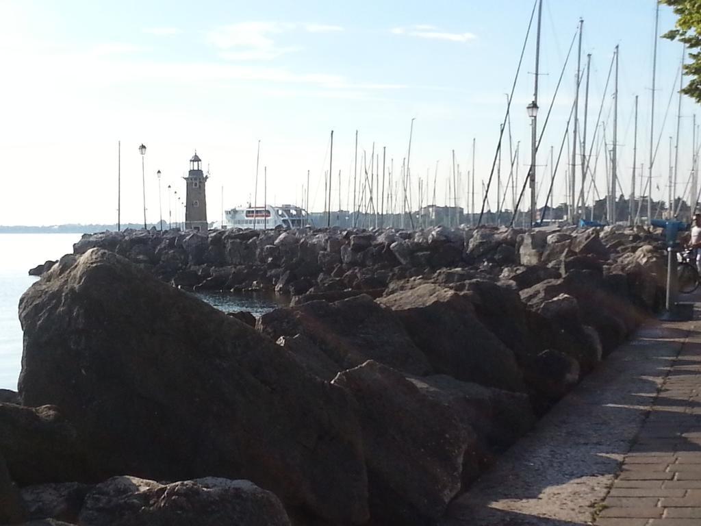 B&B Desenzano เดเซนซาโนเดลการ์ดา ภายนอก รูปภาพ