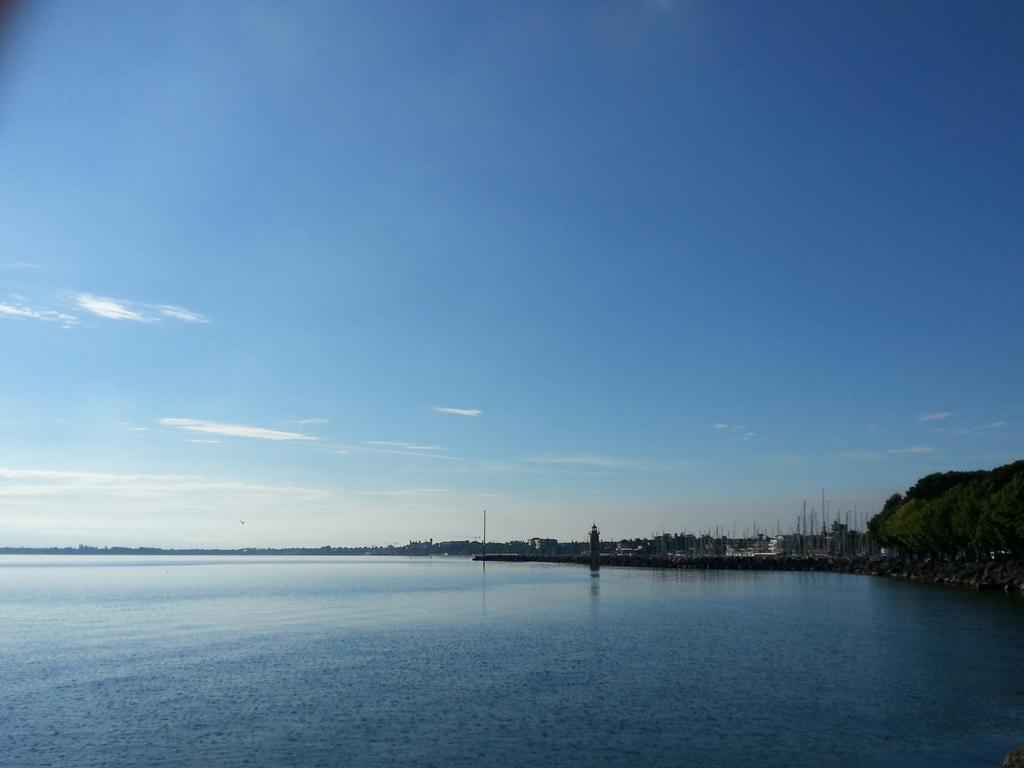 B&B Desenzano เดเซนซาโนเดลการ์ดา ภายนอก รูปภาพ