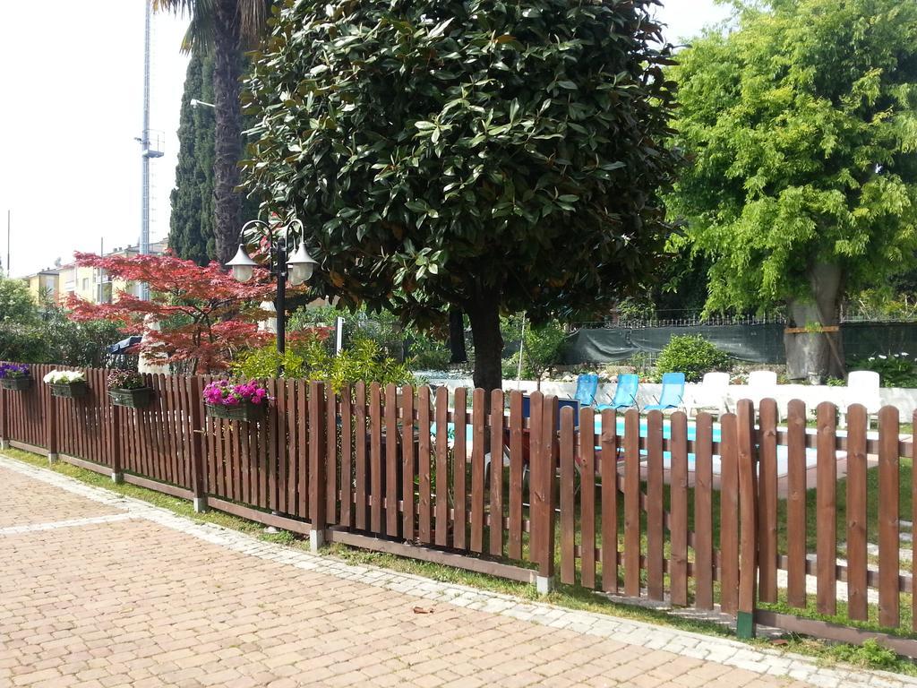 B&B Desenzano เดเซนซาโนเดลการ์ดา ภายนอก รูปภาพ
