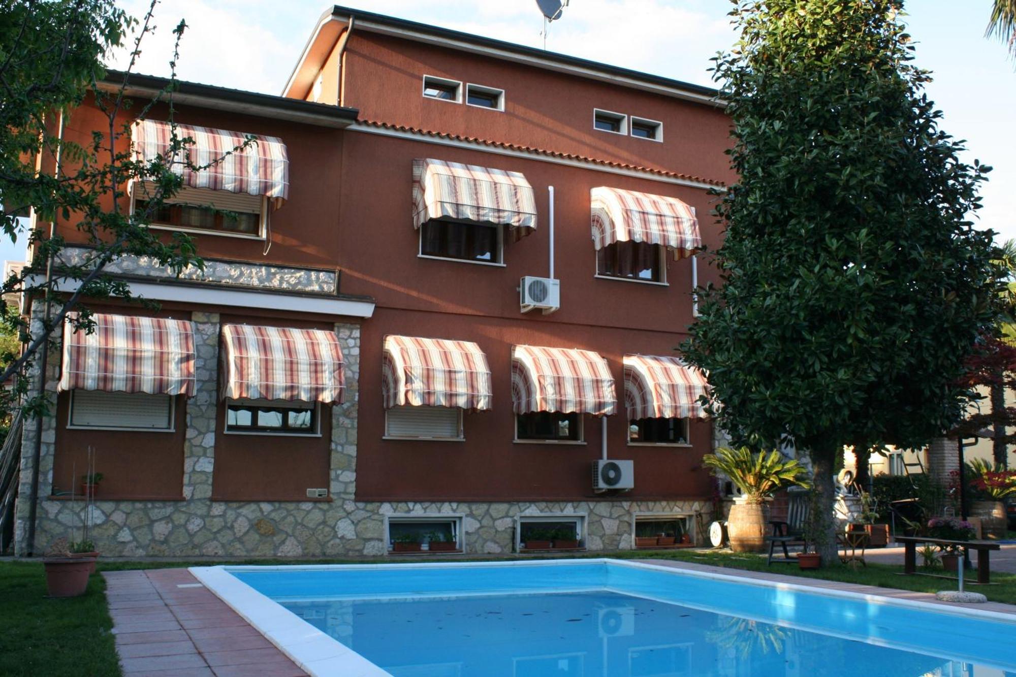 B&B Desenzano เดเซนซาโนเดลการ์ดา ภายนอก รูปภาพ