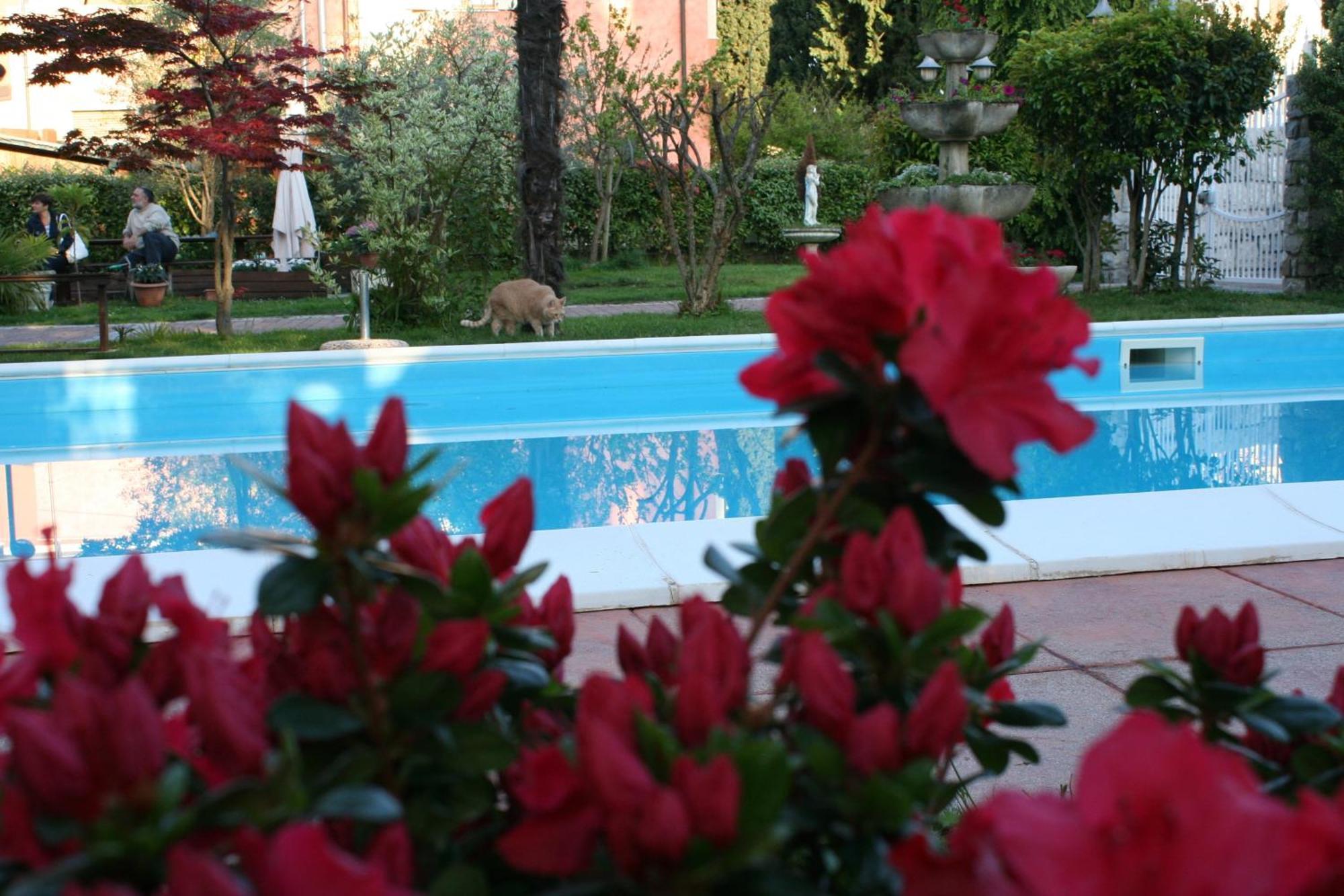 B&B Desenzano เดเซนซาโนเดลการ์ดา ภายนอก รูปภาพ