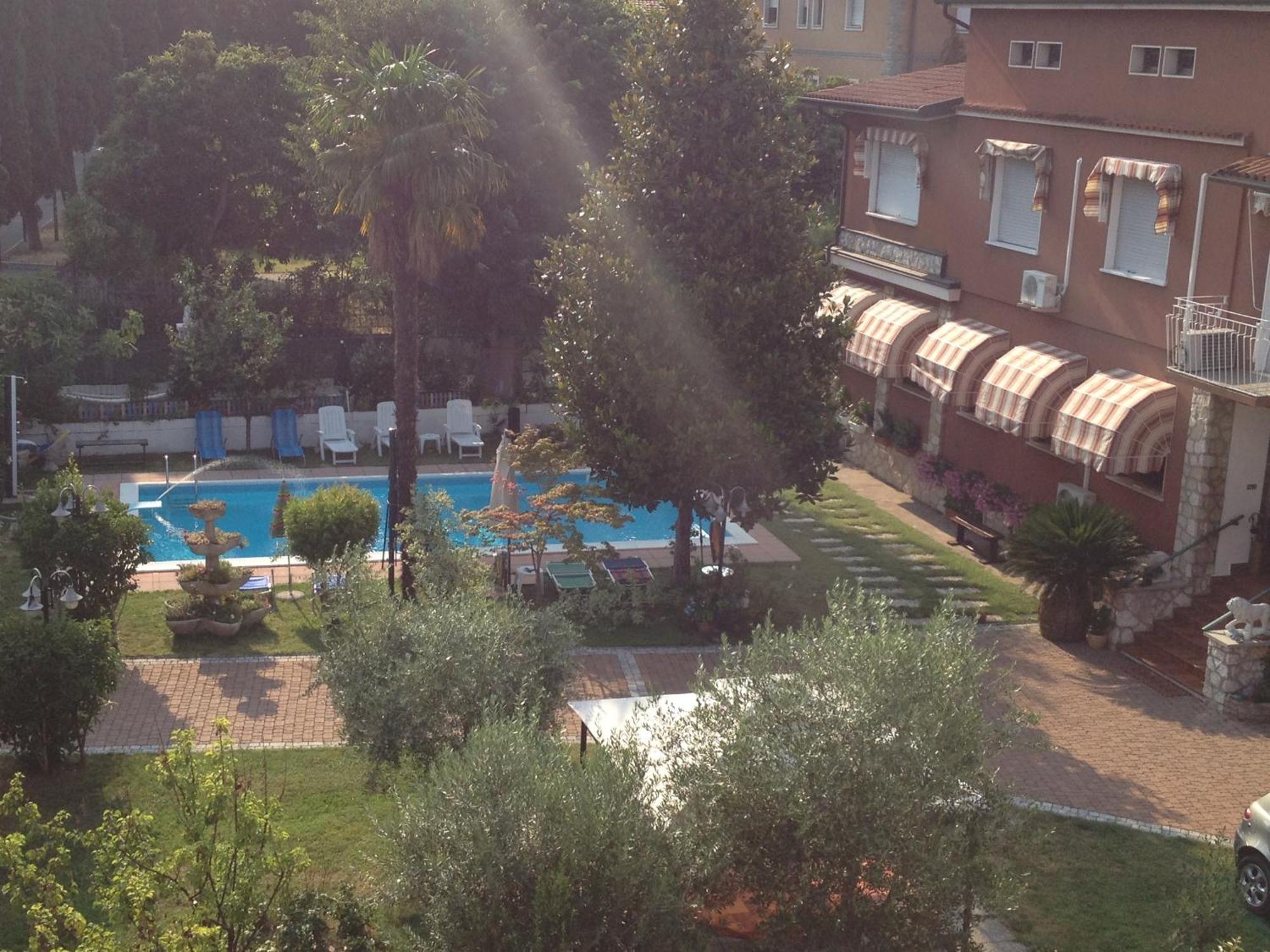 B&B Desenzano เดเซนซาโนเดลการ์ดา ภายนอก รูปภาพ