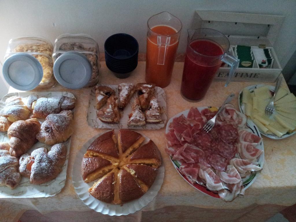 B&B Desenzano เดเซนซาโนเดลการ์ดา ภายนอก รูปภาพ