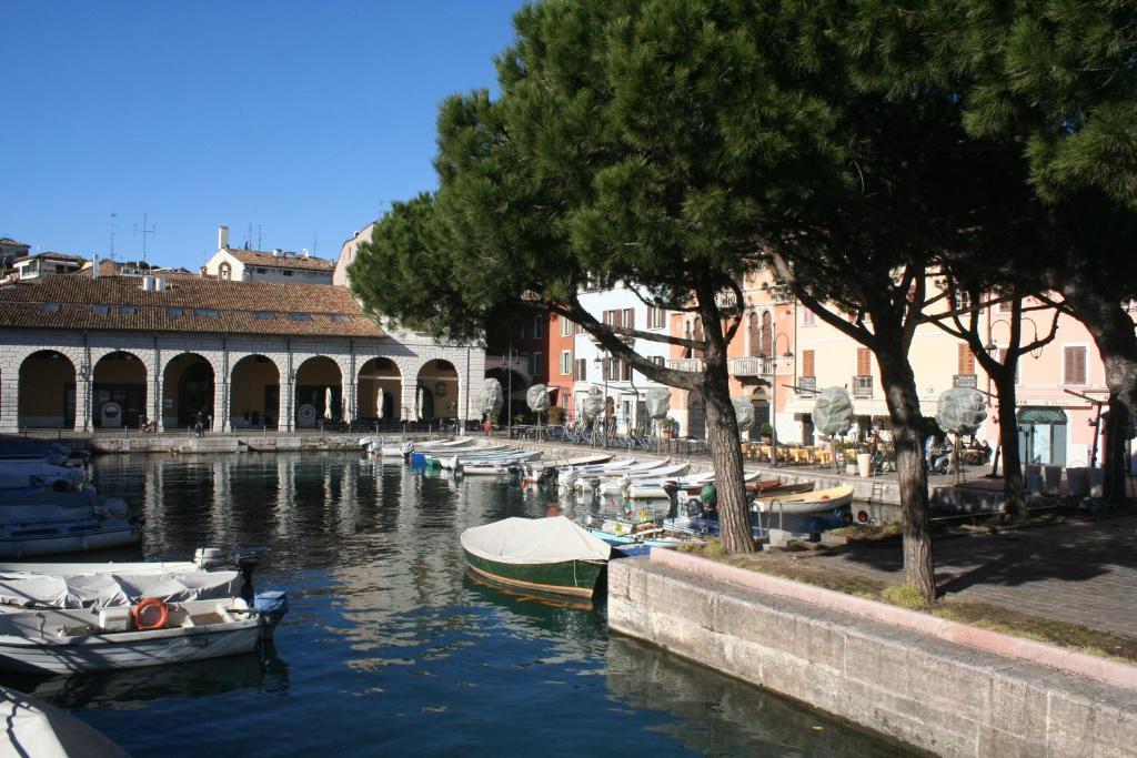 B&B Desenzano เดเซนซาโนเดลการ์ดา ภายนอก รูปภาพ