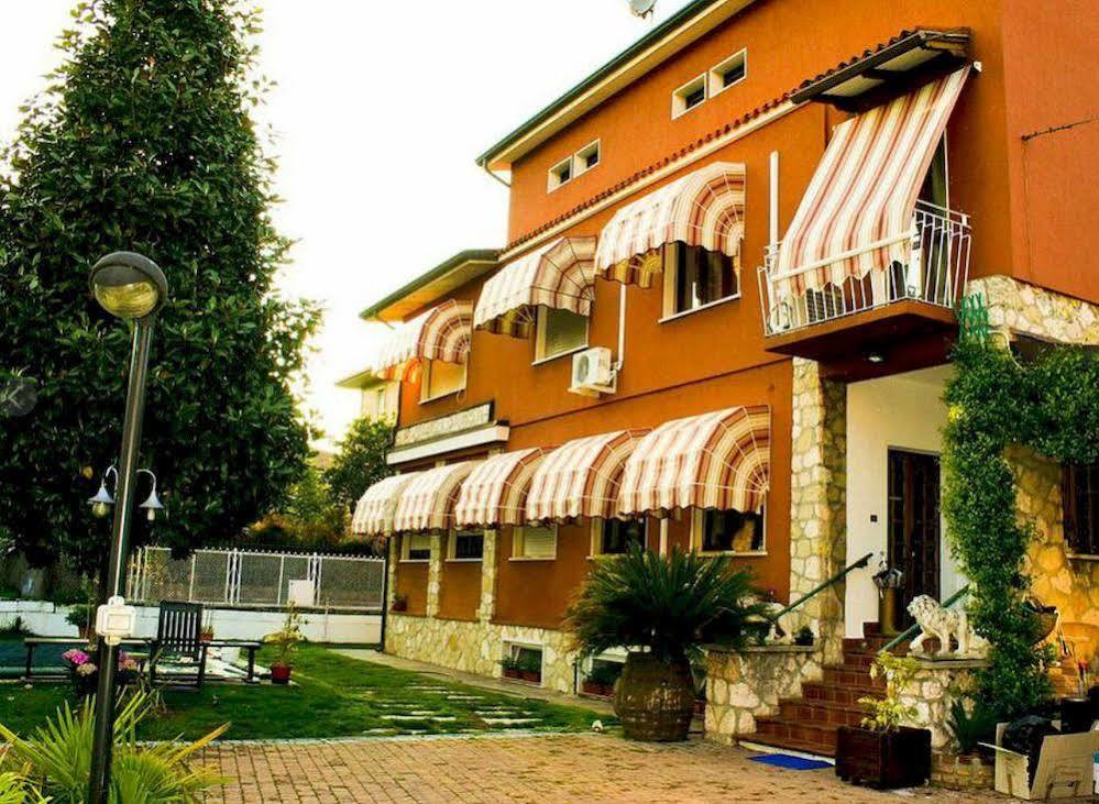 B&B Desenzano เดเซนซาโนเดลการ์ดา ภายนอก รูปภาพ
