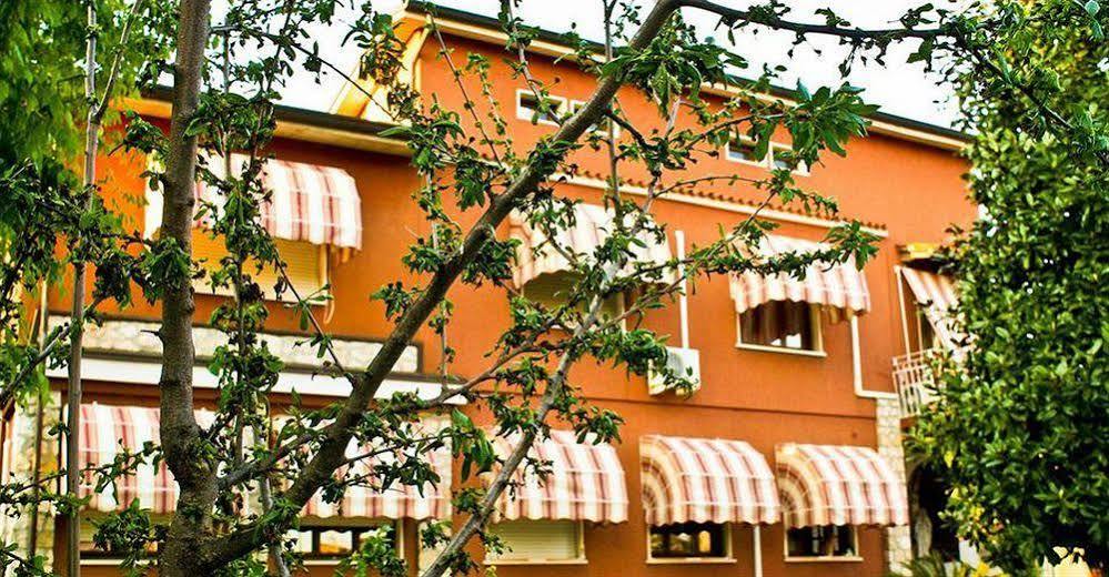 B&B Desenzano เดเซนซาโนเดลการ์ดา ภายนอก รูปภาพ